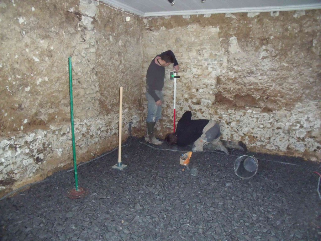 Chantier à la maison des marais création d’une dalle en terre crue. L