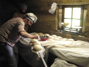 Fabrication de pain dans l'ancienne boulangerie