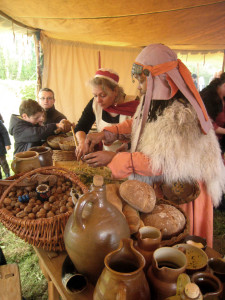 De gentes dames en train de préparer le repas du midi