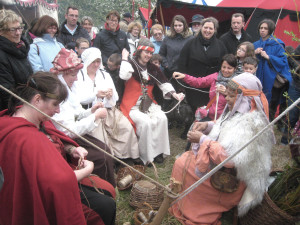 Séance macramé par les jouvencelles de la Maison des Marais