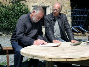 Signature de la convention entre le maire de Marchésieux et le vice-président du GON