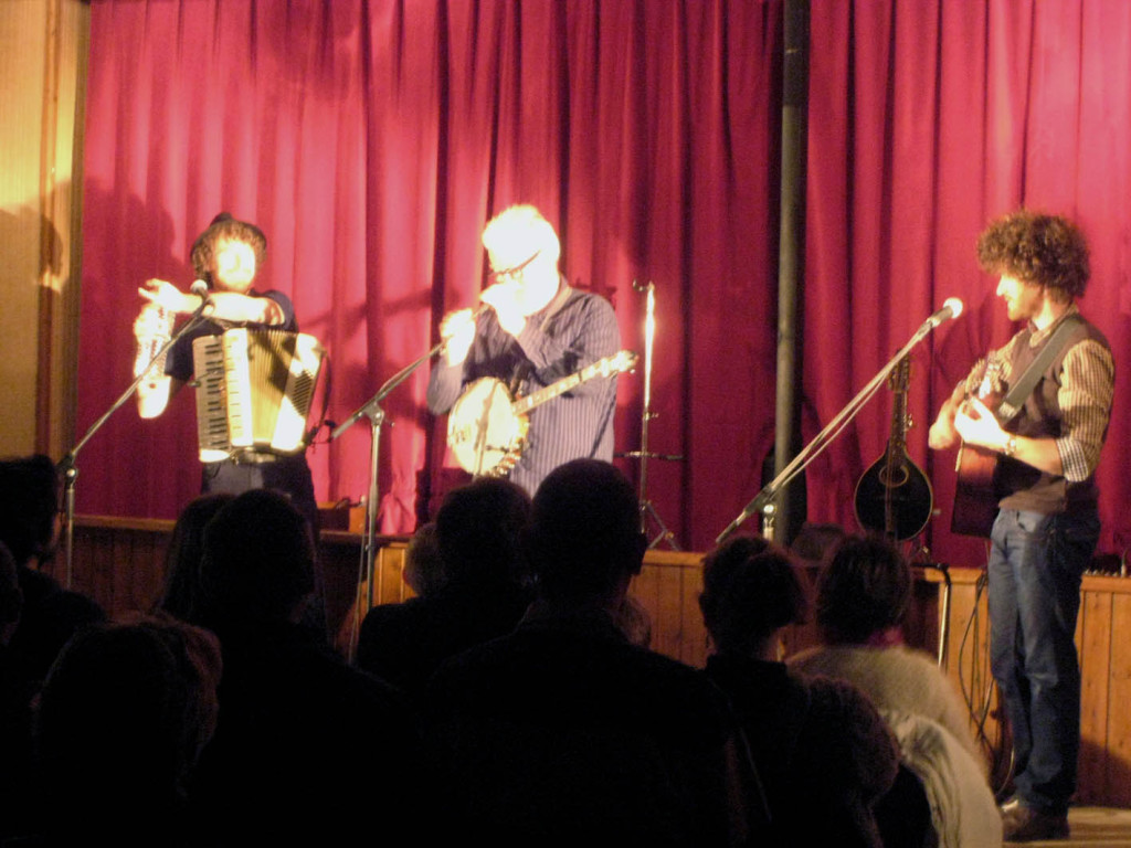 McDonnell trio à la salle des fêtes de Saint Sébastien de Raids